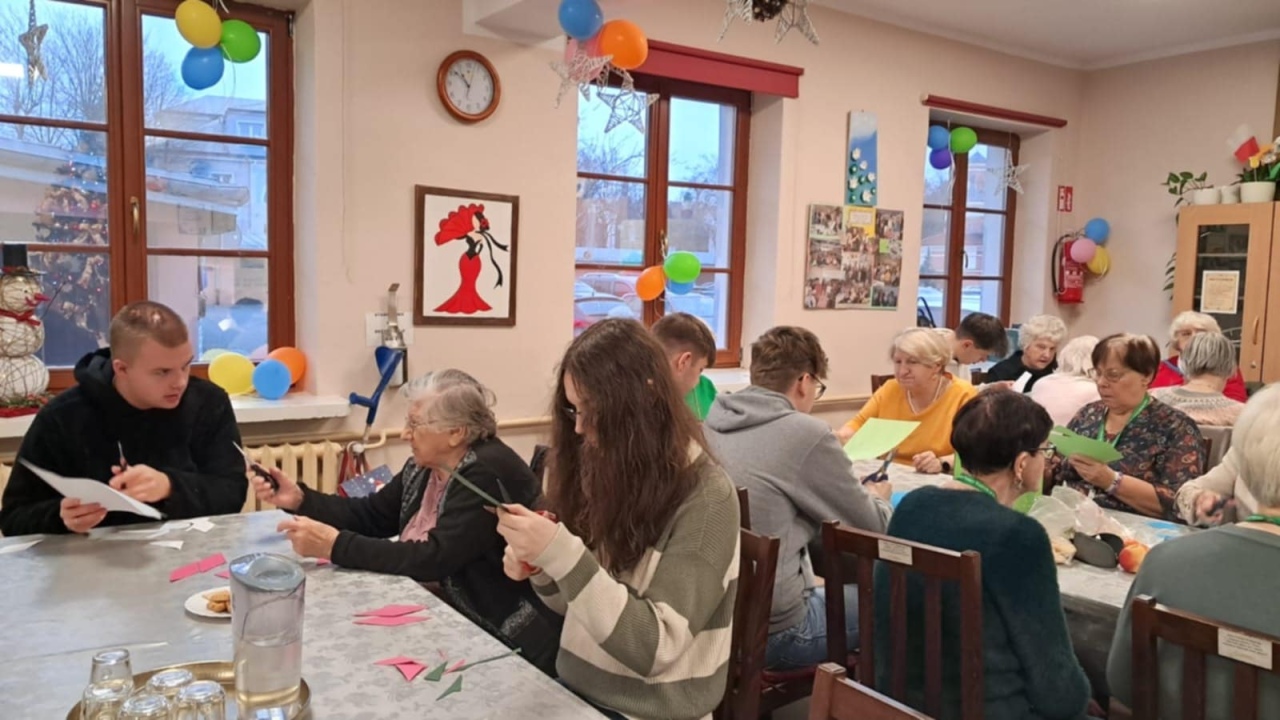 Kiedy młodość spotyka doświadczenie: wzruszające spotkanie międzypokoleniowe w Dziennym Domu Senior+ - zdjęcie #10 - eOstroleka.pl