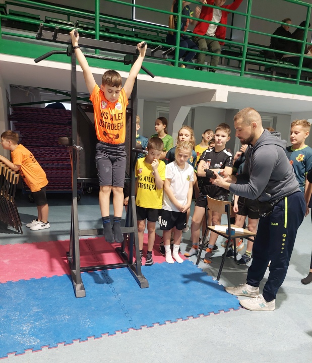 Wielobój atletyczny z udziałem UKS Atleta Ostrołęka 6.12.2025 - zdjęcie #12 - eOstroleka.pl