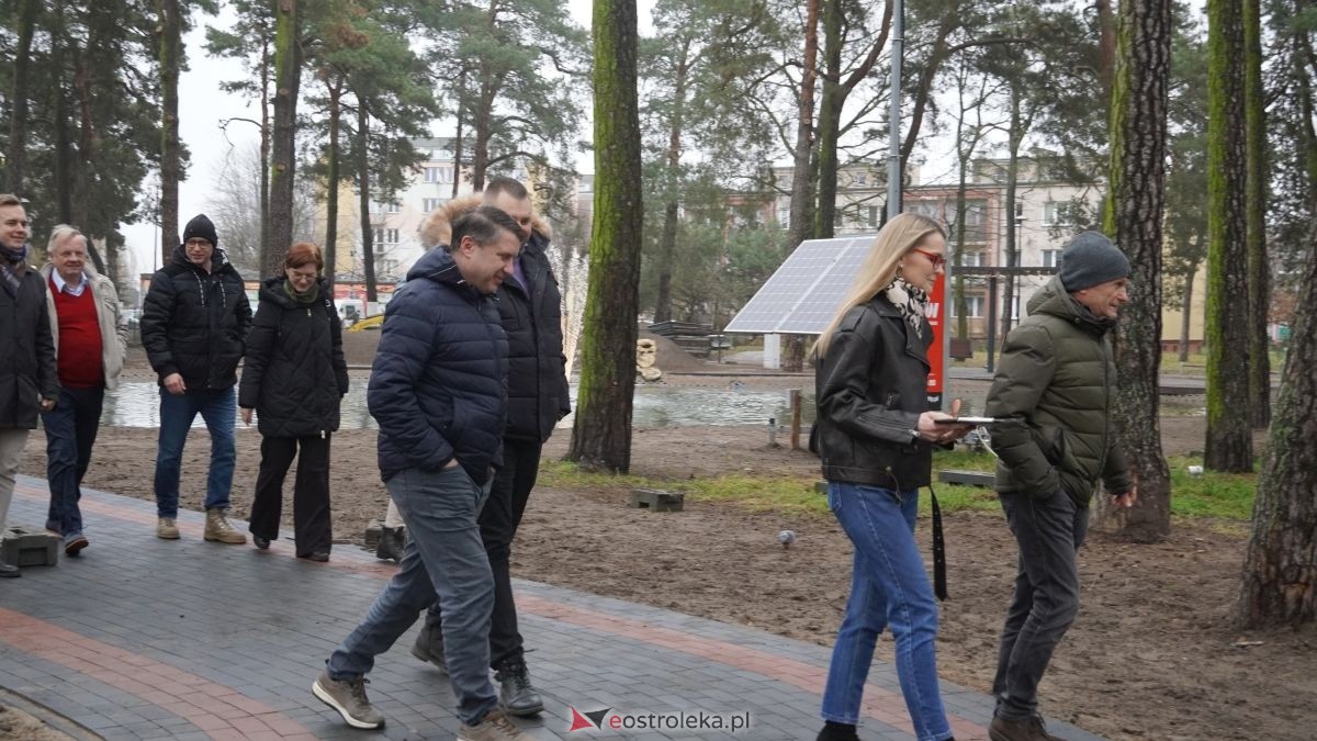 Odbiór robót w parku miejskim w Ostrołęce [10.12.2025] - zdjęcie #37 - eOstroleka.pl
