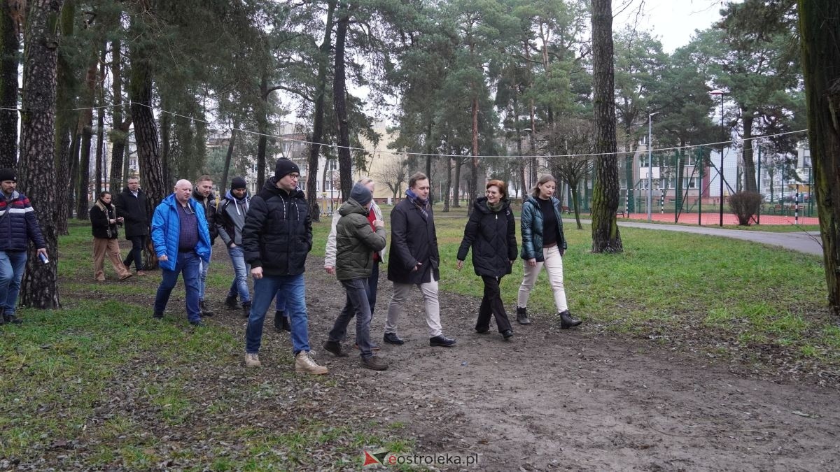 Odbiór robót w parku miejskim w Ostrołęce [10.12.2025] - zdjęcie #36 - eOstroleka.pl