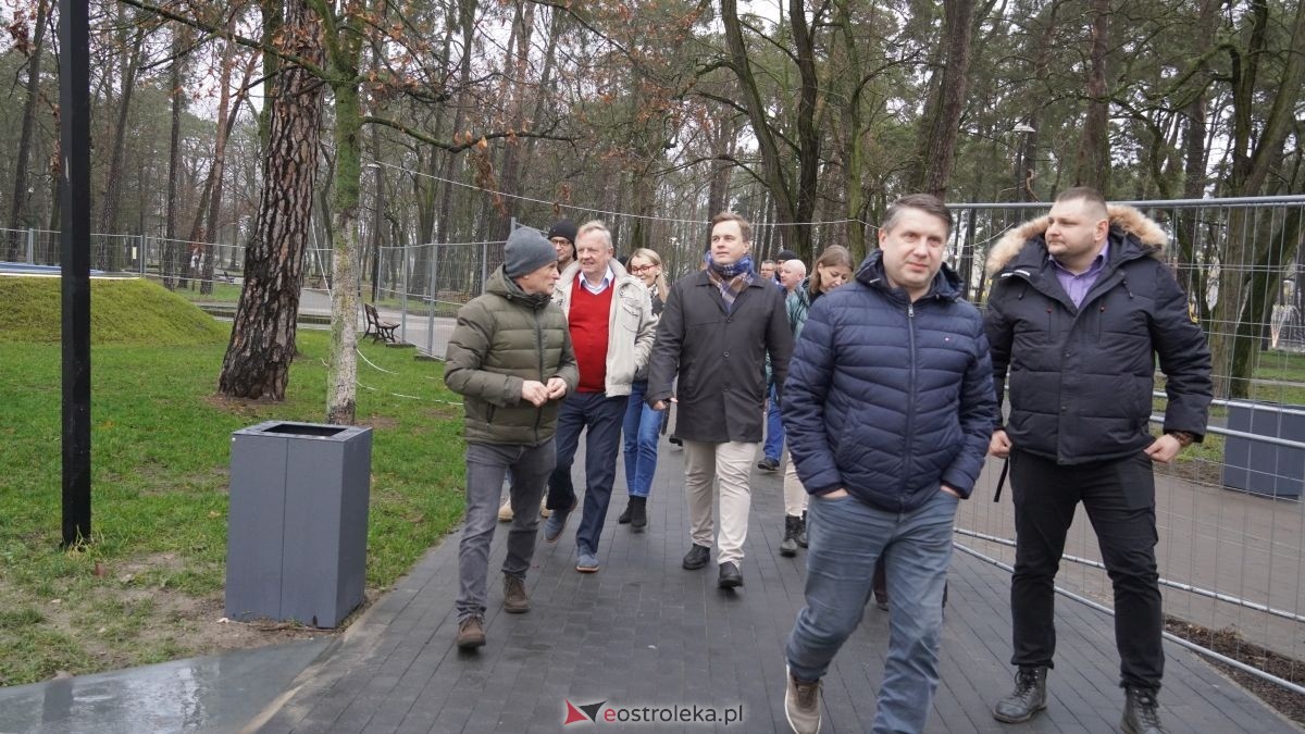 Odbiór robót w parku miejskim w Ostrołęce [10.12.2025] - zdjęcie #35 - eOstroleka.pl