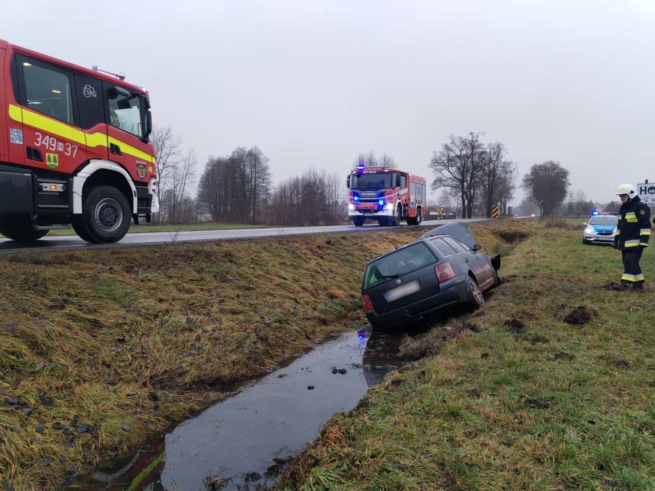 Wypadek w Wachu [10.12.2025] - zdjęcie #5 - eOstroleka.pl