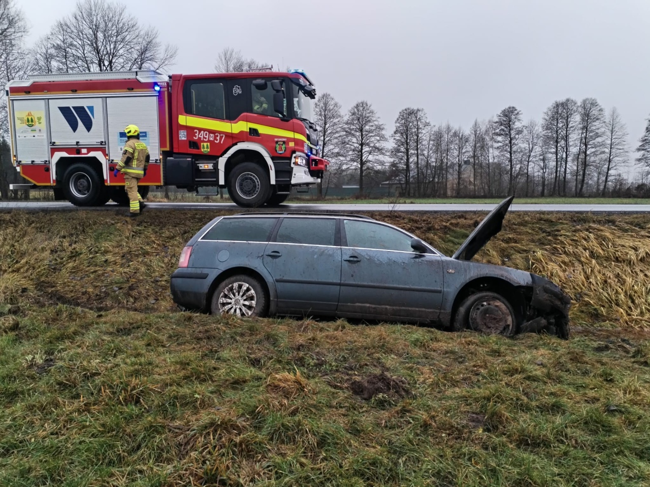 Wypadek w Wachu [10.12.2025] - zdjęcie #3 - eOstroleka.pl