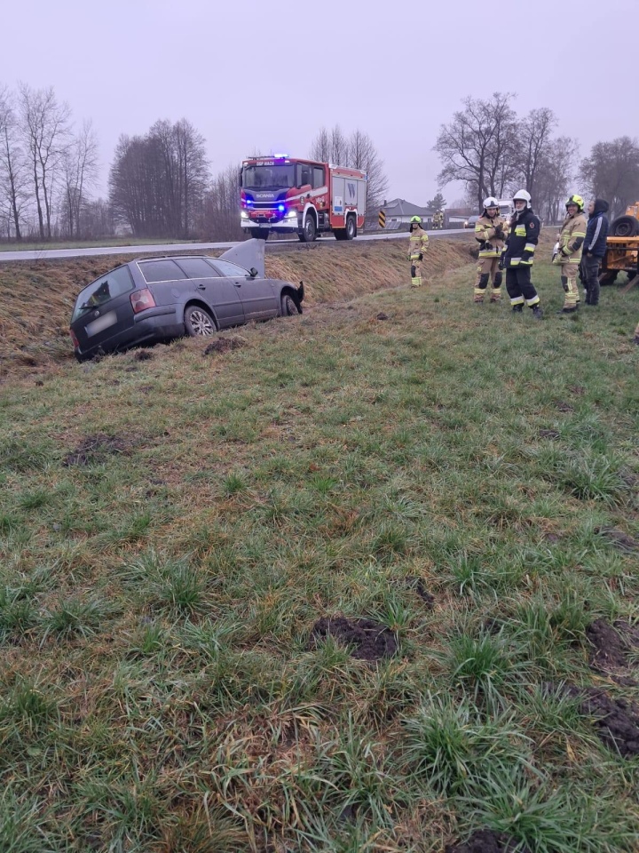 Wypadek w Wachu [10.12.2025] - zdjęcie #2 - eOstroleka.pl