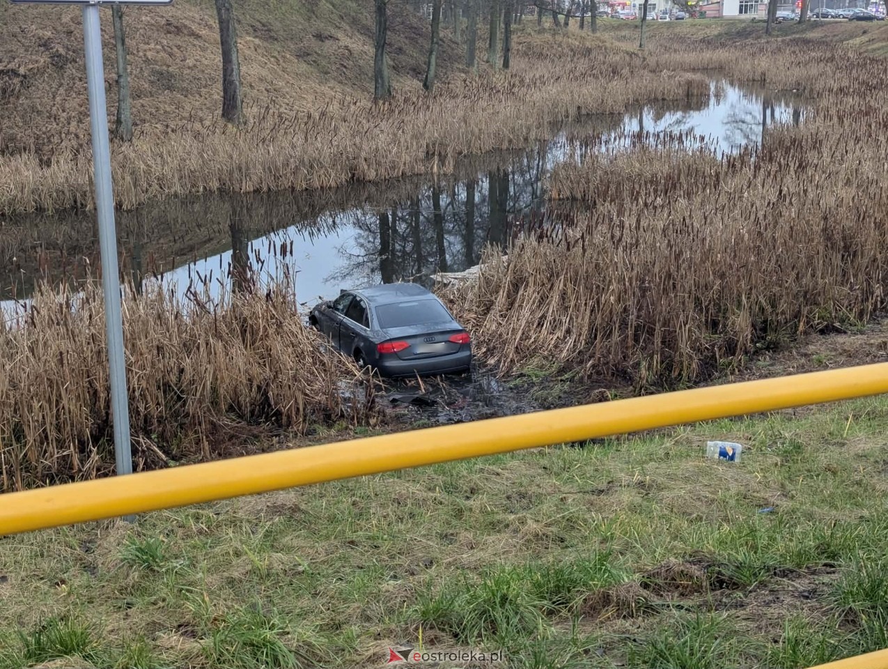 Audi wpadło do fosy przy Fortach Bema [11.12.2025] - zdjęcie #20 - eOstroleka.pl