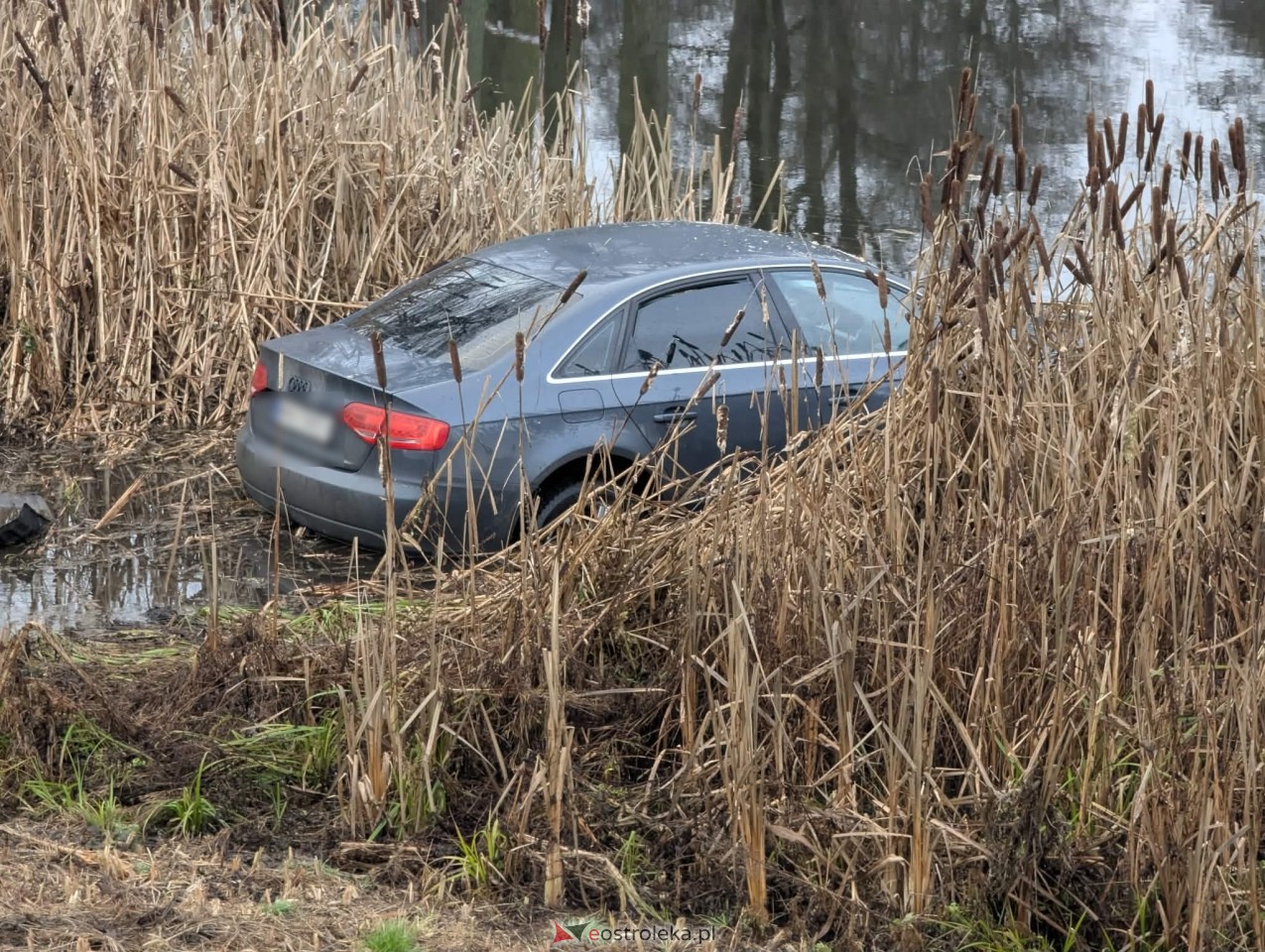 Audi wpadło do fosy przy Fortach Bema [11.12.2025] - zdjęcie #19 - eOstroleka.pl