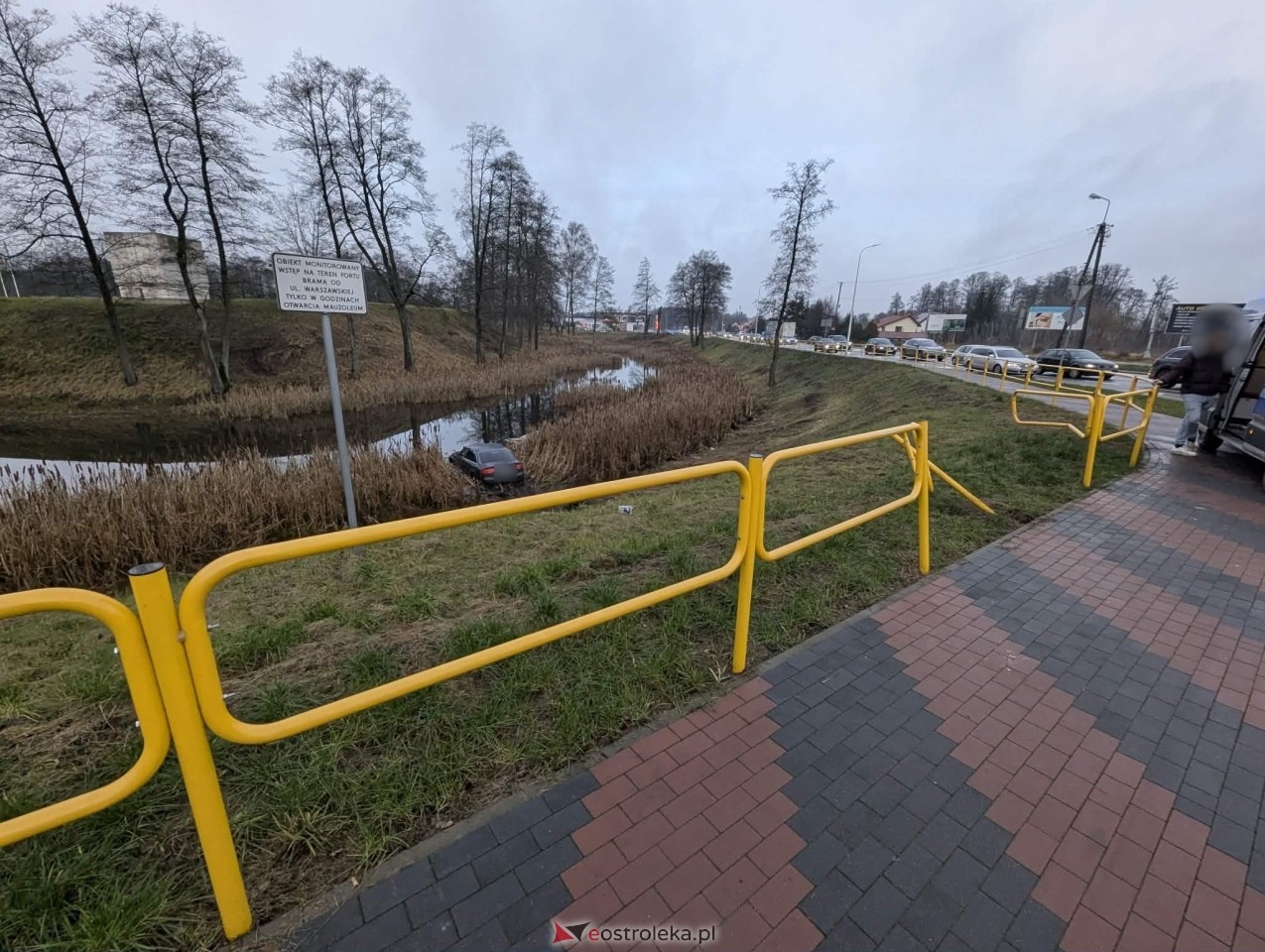 Audi wpadło do fosy przy Fortach Bema [11.12.2025] - zdjęcie #1 - eOstroleka.pl