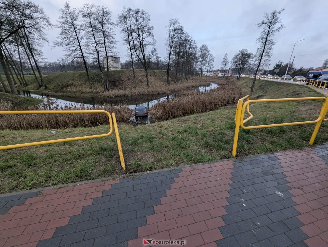 Audi wpadło do fosy przy Fortach Bema [11.12.2025] - zdjęcie #18 - eOstroleka.pl
