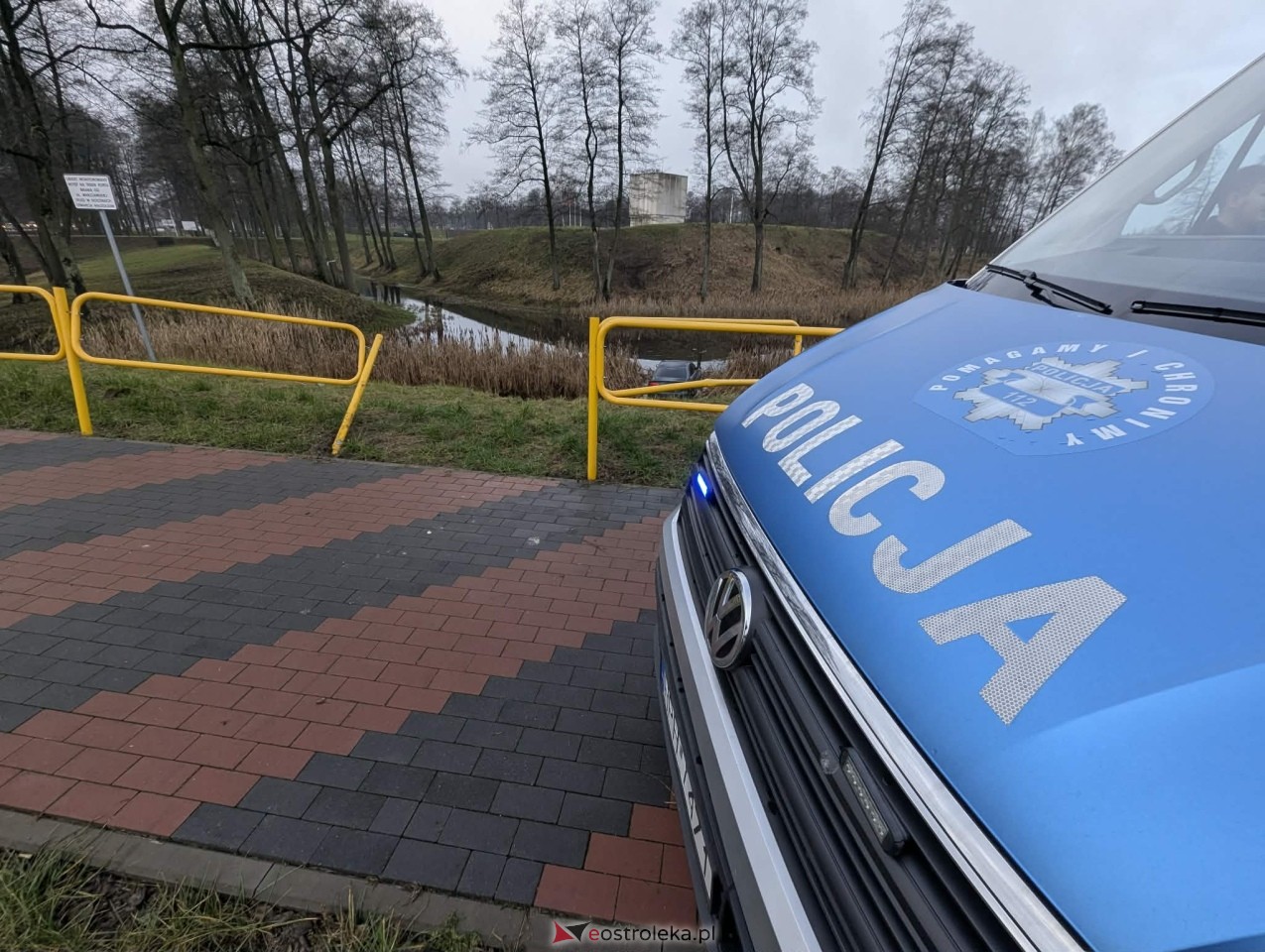 Audi wpadło do fosy przy Fortach Bema [11.12.2025] - zdjęcie #17 - eOstroleka.pl