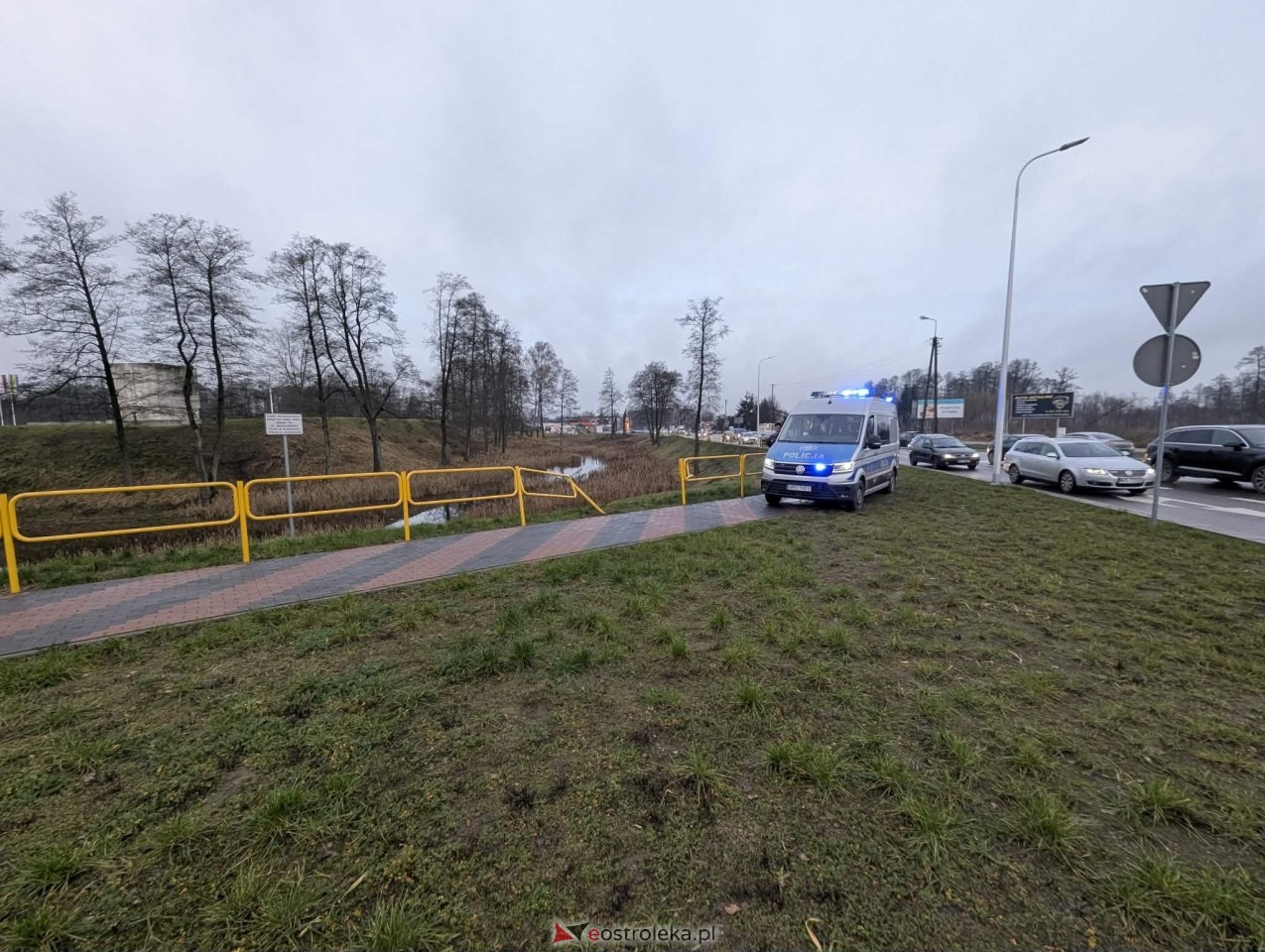 Audi wpadło do fosy przy Fortach Bema [11.12.2025] - zdjęcie #16 - eOstroleka.pl