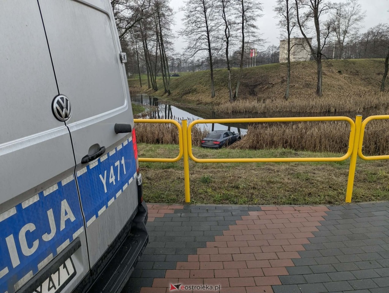 Audi wpadło do fosy przy Fortach Bema [11.12.2025] - zdjęcie #15 - eOstroleka.pl