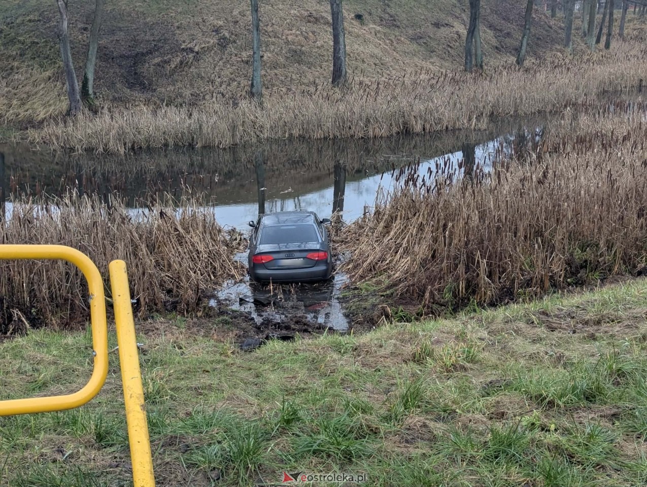 Audi wpadło do fosy przy Fortach Bema [11.12.2025] - zdjęcie #14 - eOstroleka.pl