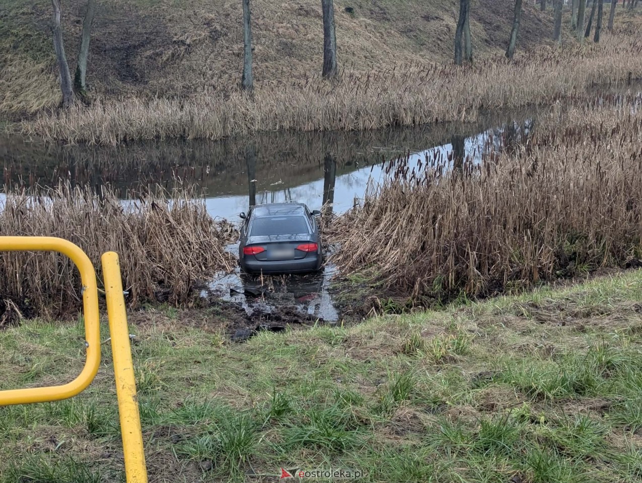 Audi wpadło do fosy przy Fortach Bema [11.12.2025] - zdjęcie #13 - eOstroleka.pl
