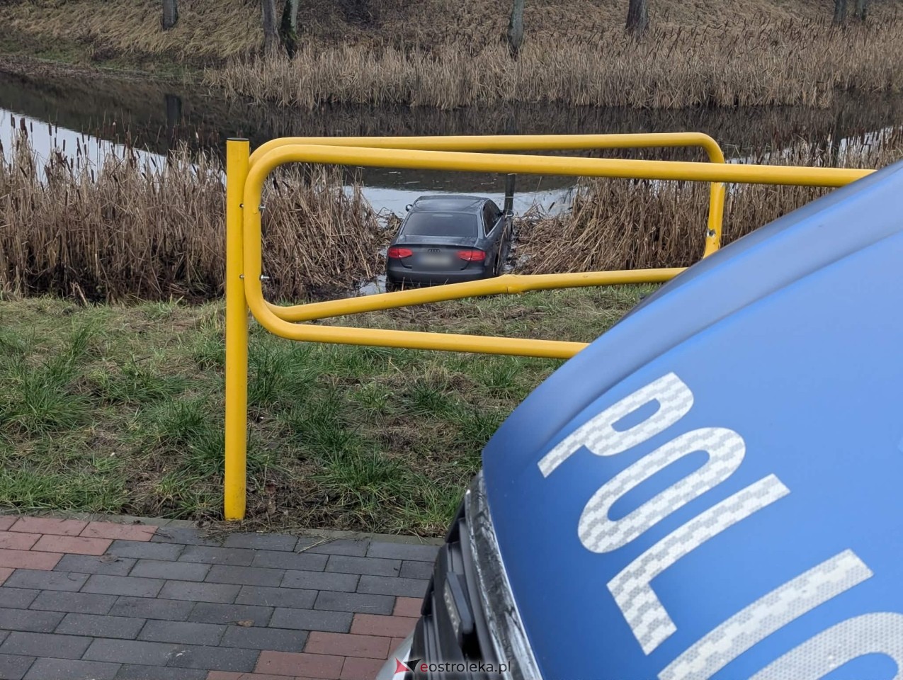 Audi wpadło do fosy przy Fortach Bema [11.12.2025] - zdjęcie #12 - eOstroleka.pl