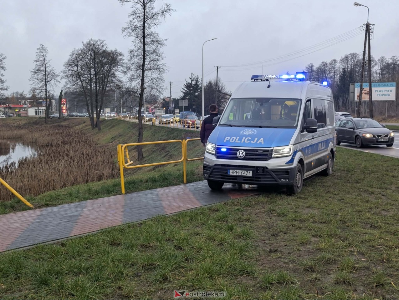 Audi wpadło do fosy przy Fortach Bema [11.12.2025] - zdjęcie #11 - eOstroleka.pl