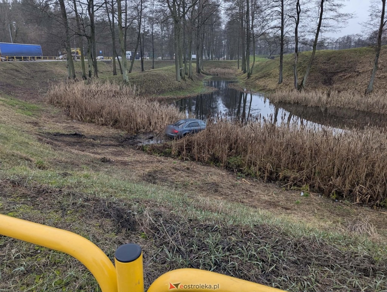 Audi wpadło do fosy przy Fortach Bema [11.12.2025] - zdjęcie #10 - eOstroleka.pl