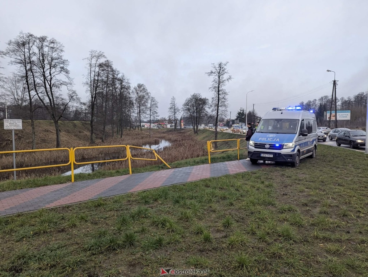 Audi wpadło do fosy przy Fortach Bema [11.12.2025] - zdjęcie #9 - eOstroleka.pl