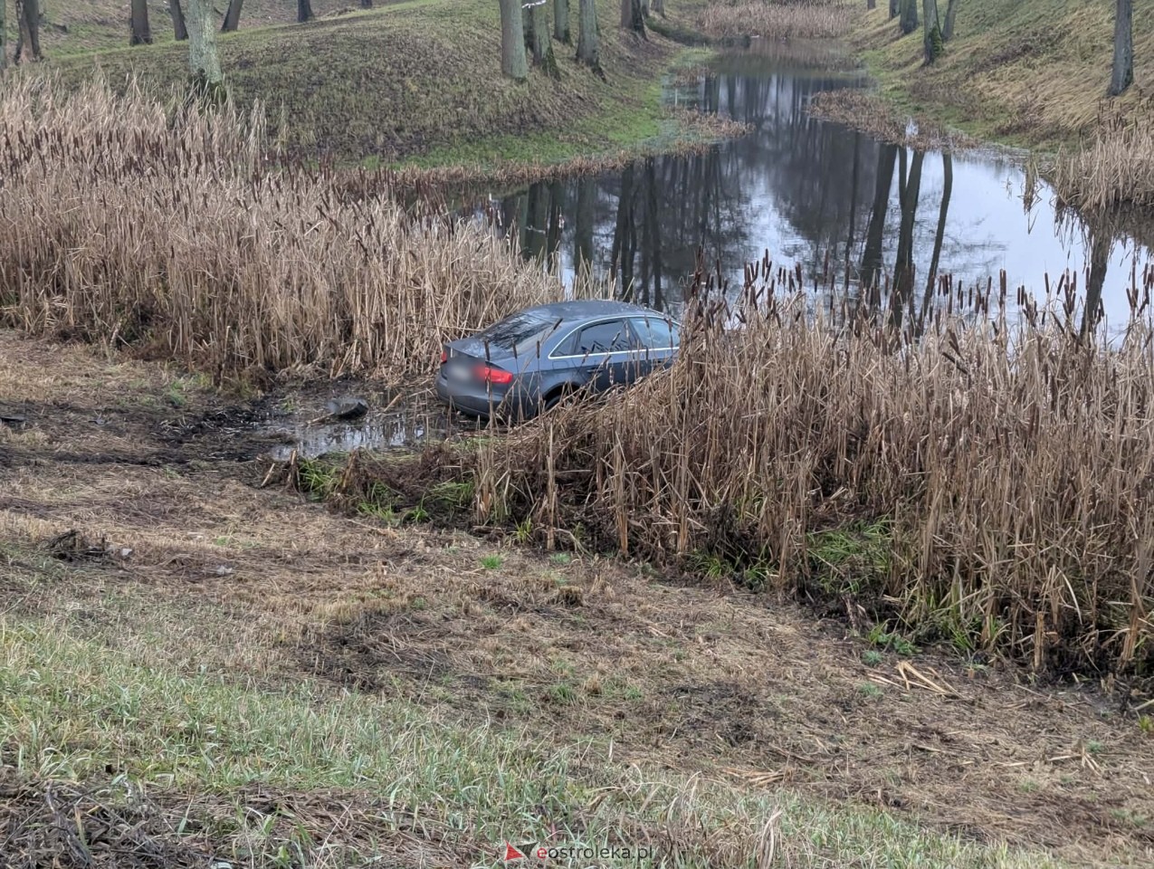 Audi wpadło do fosy przy Fortach Bema [11.12.2025] - zdjęcie #8 - eOstroleka.pl
