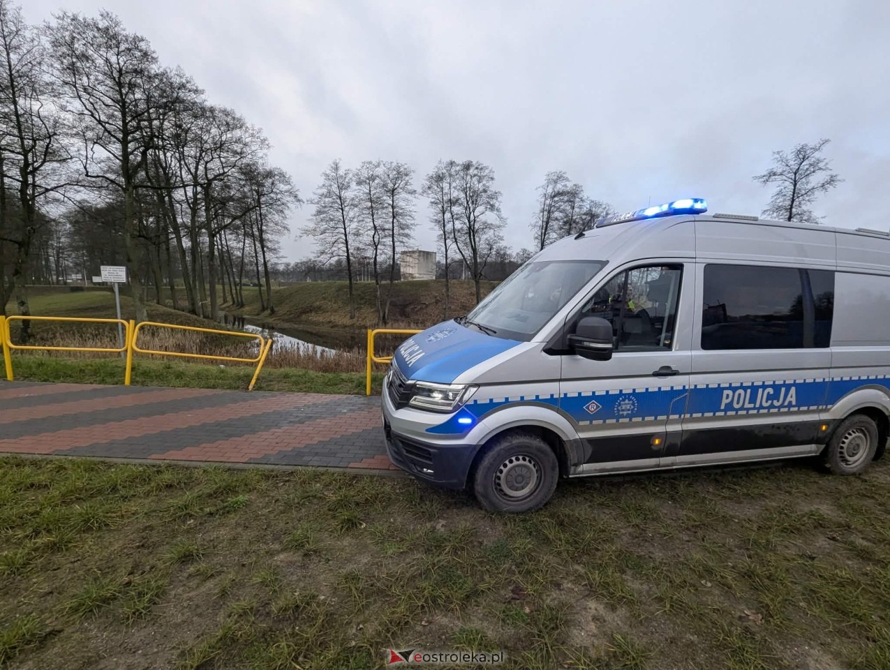 Audi wpadło do fosy przy Fortach Bema [11.12.2025] - zdjęcie #7 - eOstroleka.pl
