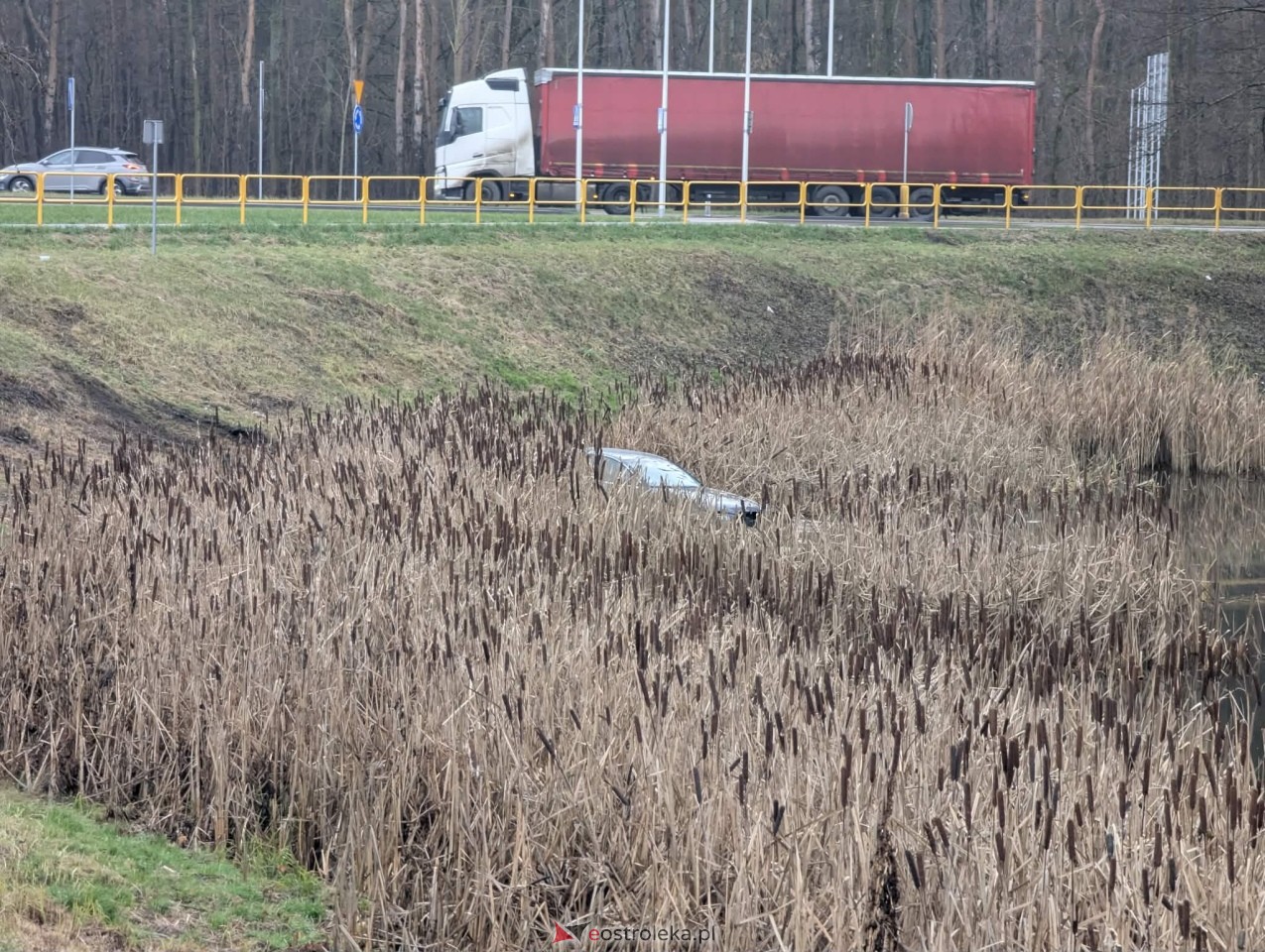 Audi wpadło do fosy przy Fortach Bema [11.12.2025] - zdjęcie #6 - eOstroleka.pl