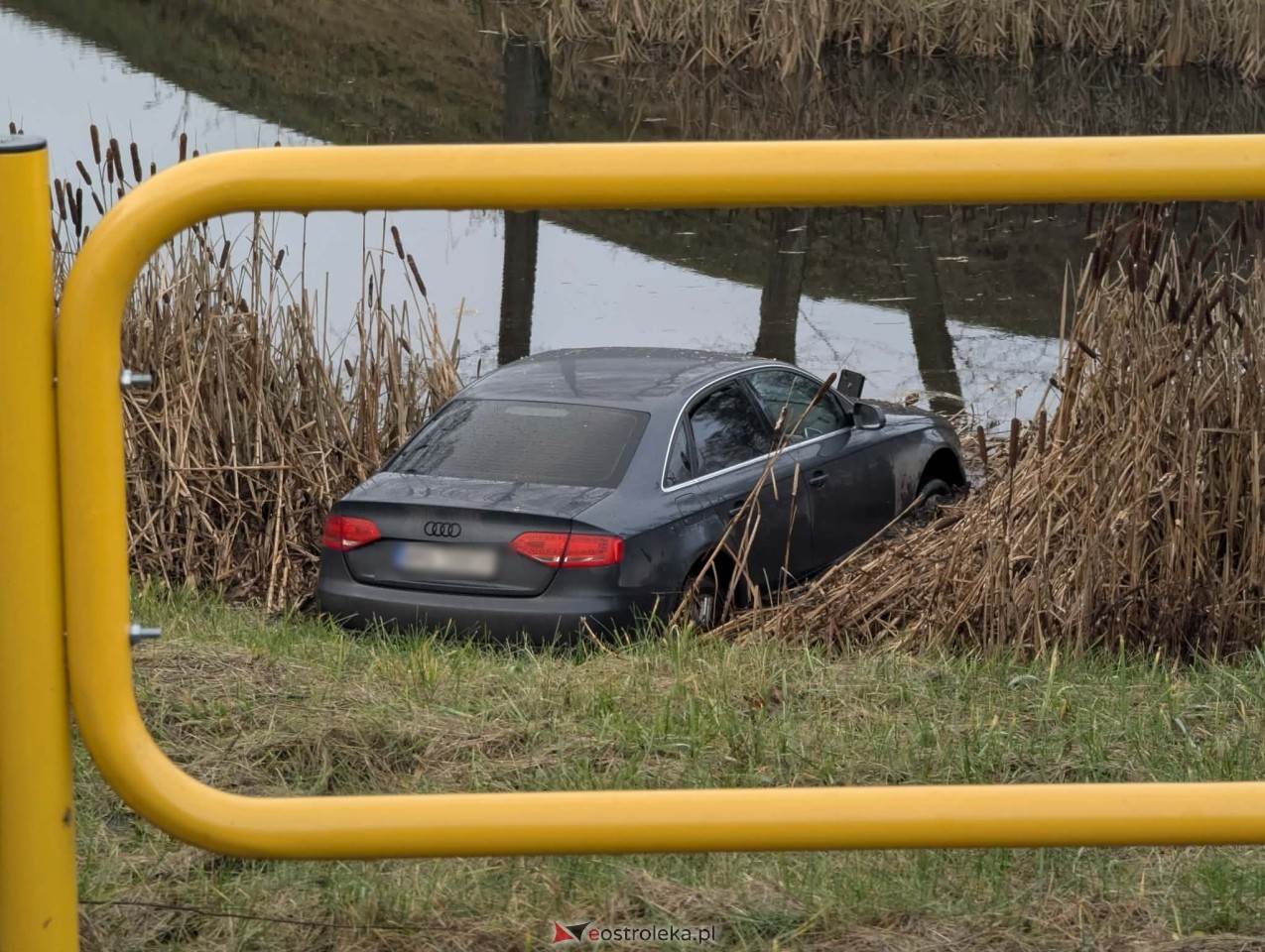 Audi wpadło do fosy przy Fortach Bema [11.12.2025] - zdjęcie #5 - eOstroleka.pl
