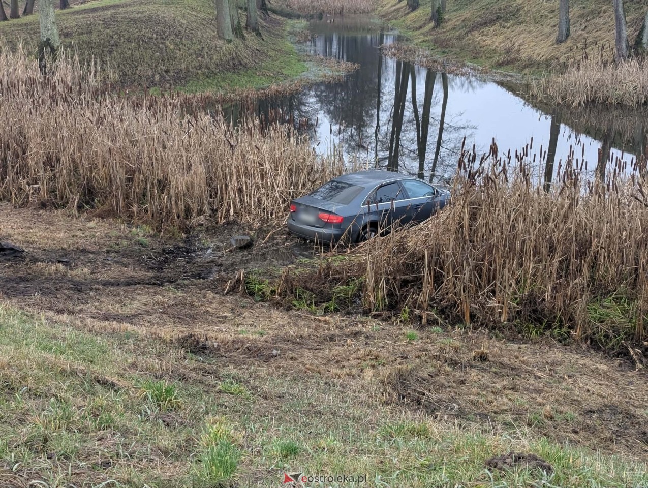 Audi wpadło do fosy przy Fortach Bema [11.12.2025] - zdjęcie #4 - eOstroleka.pl