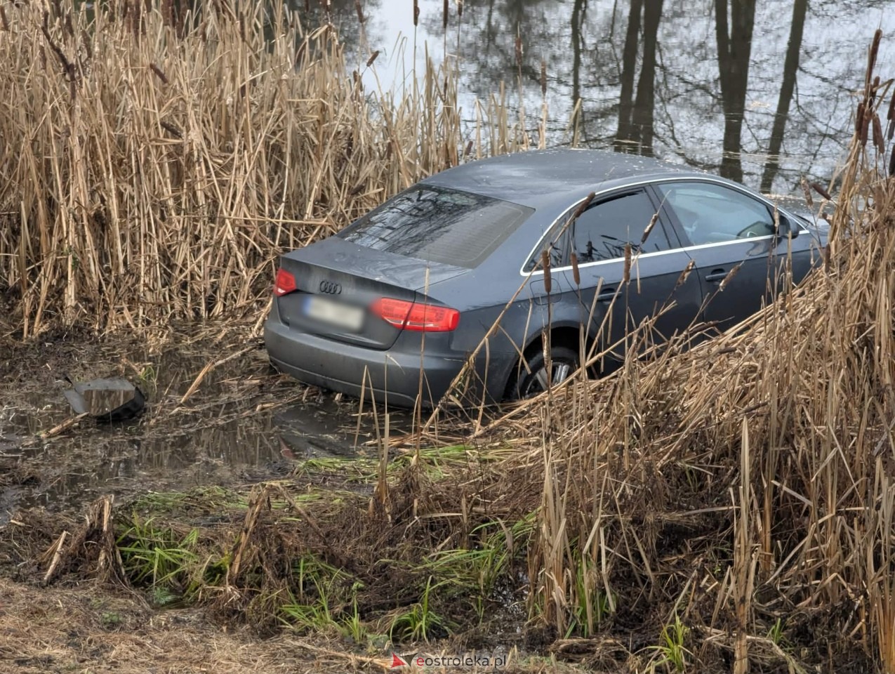 Audi wpadło do fosy przy Fortach Bema [11.12.2025] - zdjęcie #3 - eOstroleka.pl