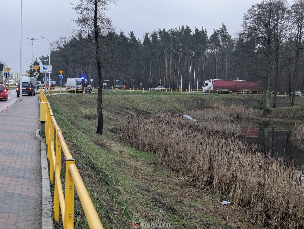 Audi wpadło do fosy przy Fortach Bema [11.12.2025] - zdjęcie #2 - eOstroleka.pl