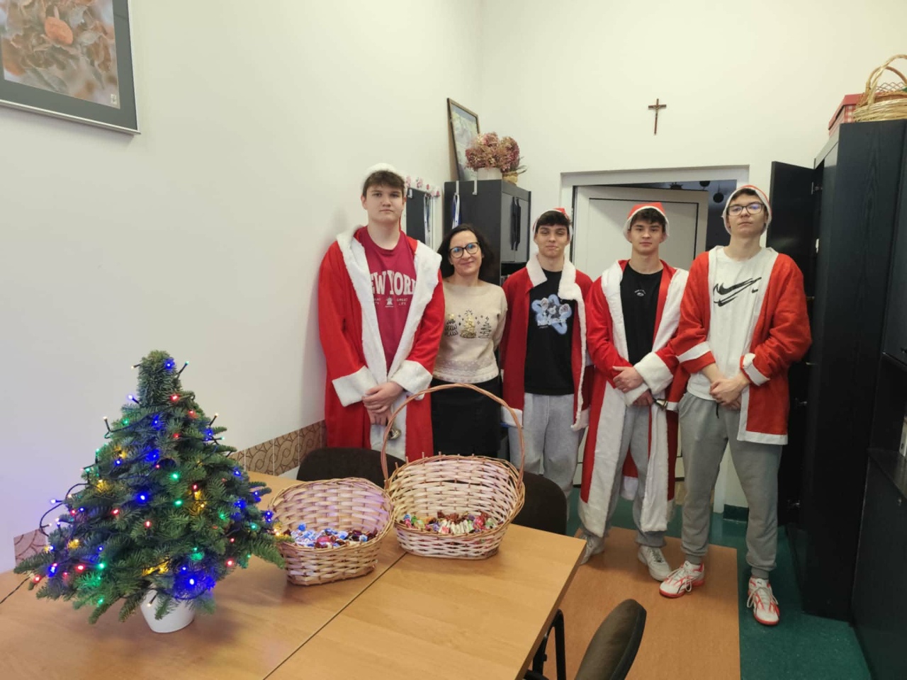 Czerwono i świątecznie. Mikołajki pełne słodyczy w ZSZ nr 1 w Ostrołęce! fot. ZSZ nr 1 [8.12.2025] - zdjęcie #62 - eOstroleka.pl