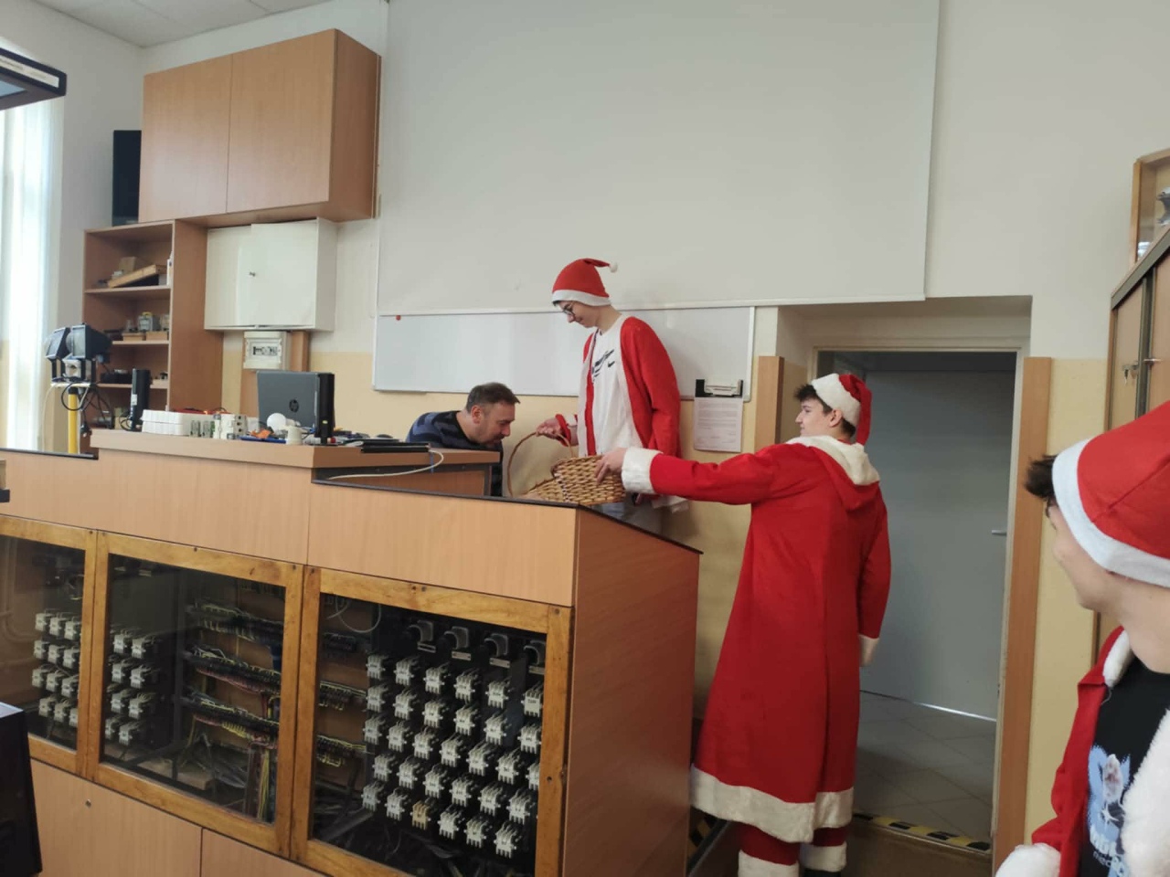 Czerwono i świątecznie. Mikołajki pełne słodyczy w ZSZ nr 1 w Ostrołęce! fot. ZSZ nr 1 [8.12.2025] - zdjęcie #57 - eOstroleka.pl