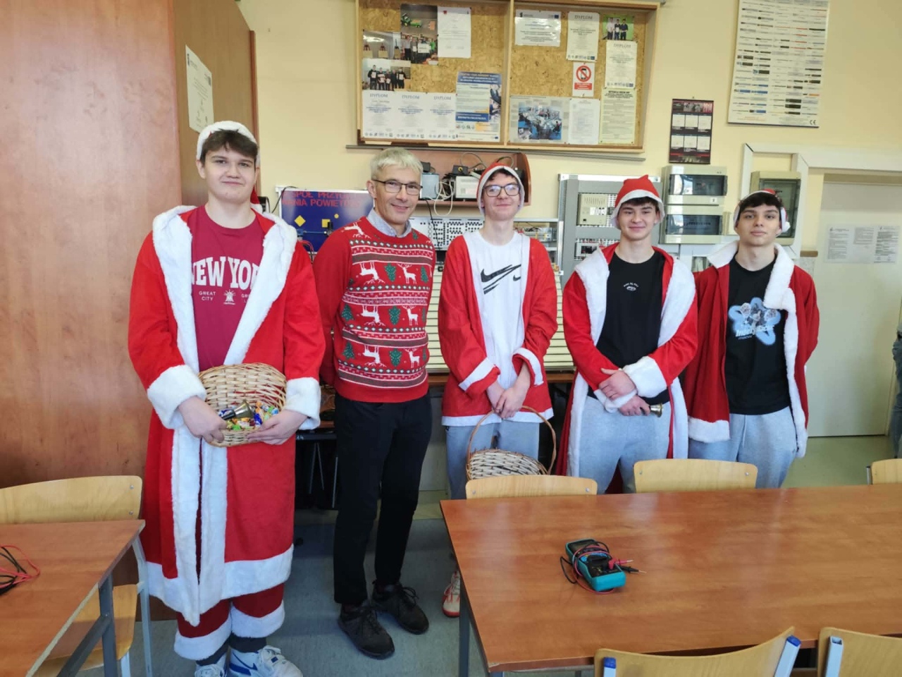 Czerwono i świątecznie. Mikołajki pełne słodyczy w ZSZ nr 1 w Ostrołęce! fot. ZSZ nr 1 [8.12.2025] - zdjęcie #56 - eOstroleka.pl
