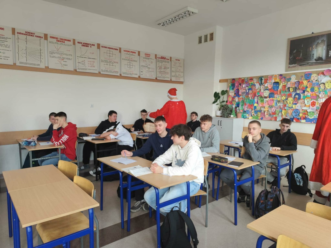 Czerwono i świątecznie. Mikołajki pełne słodyczy w ZSZ nr 1 w Ostrołęce! fot. ZSZ nr 1 [8.12.2025] - zdjęcie #54 - eOstroleka.pl