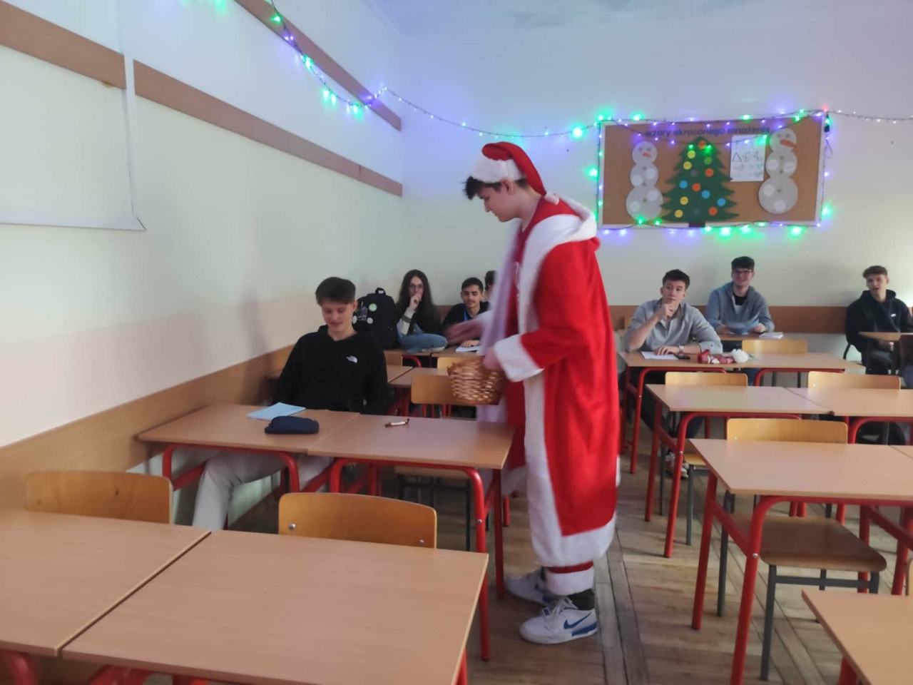 Czerwono i świątecznie. Mikołajki pełne słodyczy w ZSZ nr 1 w Ostrołęce! fot. ZSZ nr 1 [8.12.2025] - zdjęcie #53 - eOstroleka.pl