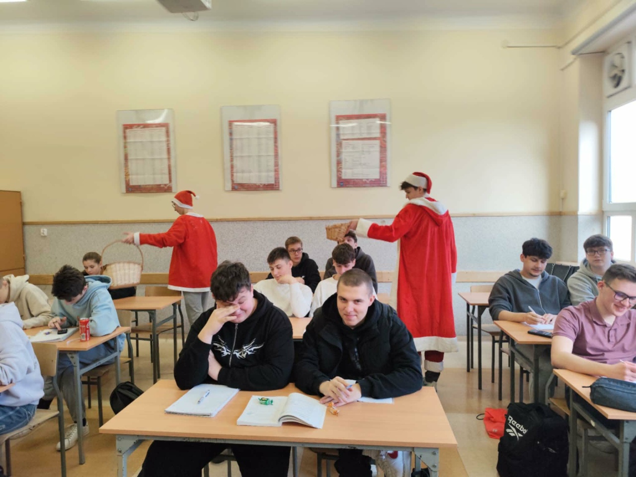 Czerwono i świątecznie. Mikołajki pełne słodyczy w ZSZ nr 1 w Ostrołęce! fot. ZSZ nr 1 [8.12.2025] - zdjęcie #49 - eOstroleka.pl