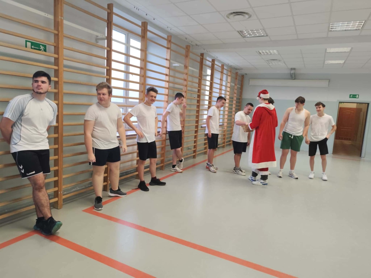 Czerwono i świątecznie. Mikołajki pełne słodyczy w ZSZ nr 1 w Ostrołęce! fot. ZSZ nr 1 [8.12.2025] - zdjęcie #47 - eOstroleka.pl