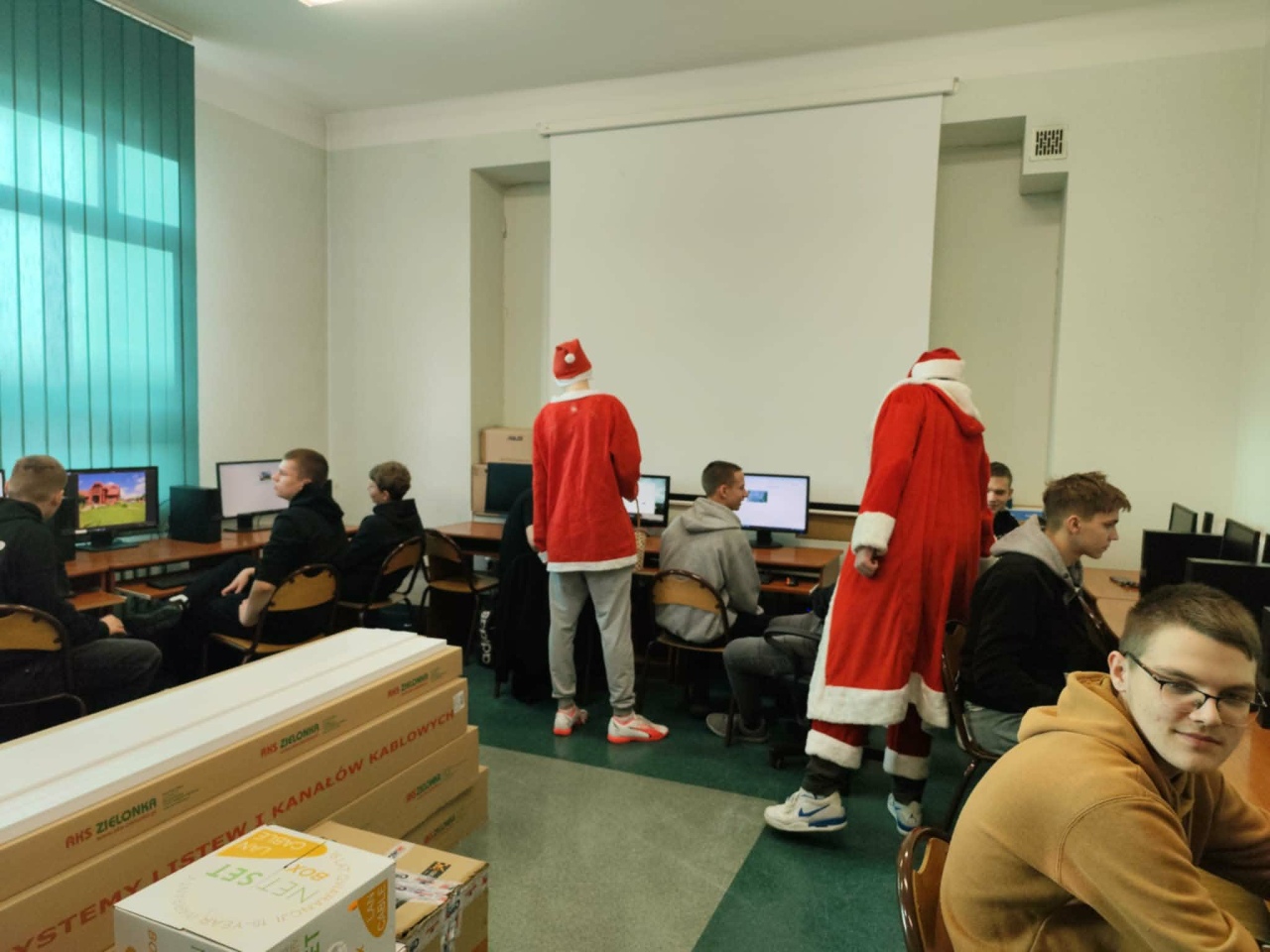 Czerwono i świątecznie. Mikołajki pełne słodyczy w ZSZ nr 1 w Ostrołęce! fot. ZSZ nr 1 [8.12.2025] - zdjęcie #46 - eOstroleka.pl