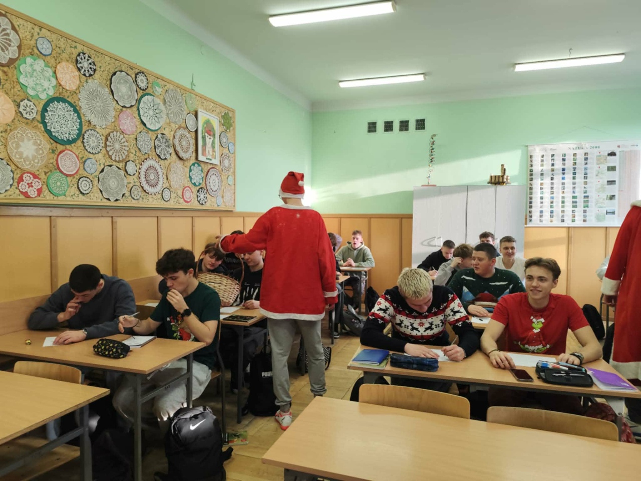 Czerwono i świątecznie. Mikołajki pełne słodyczy w ZSZ nr 1 w Ostrołęce! fot. ZSZ nr 1 [8.12.2025] - zdjęcie #45 - eOstroleka.pl