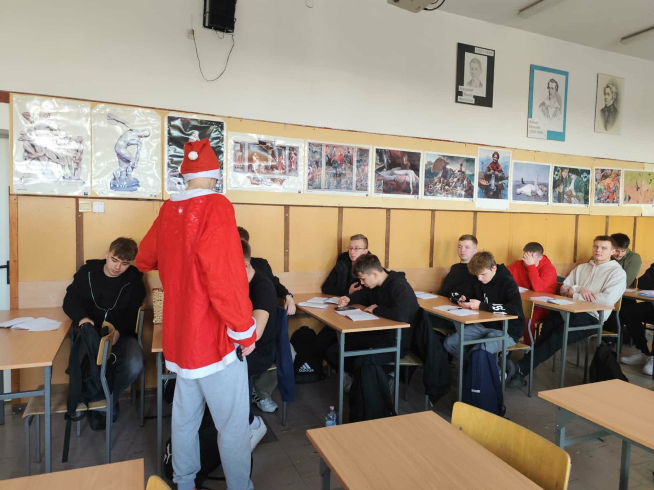 Czerwono i świątecznie. Mikołajki pełne słodyczy w ZSZ nr 1 w Ostrołęce! fot. ZSZ nr 1 [8.12.2025] - zdjęcie #43 - eOstroleka.pl