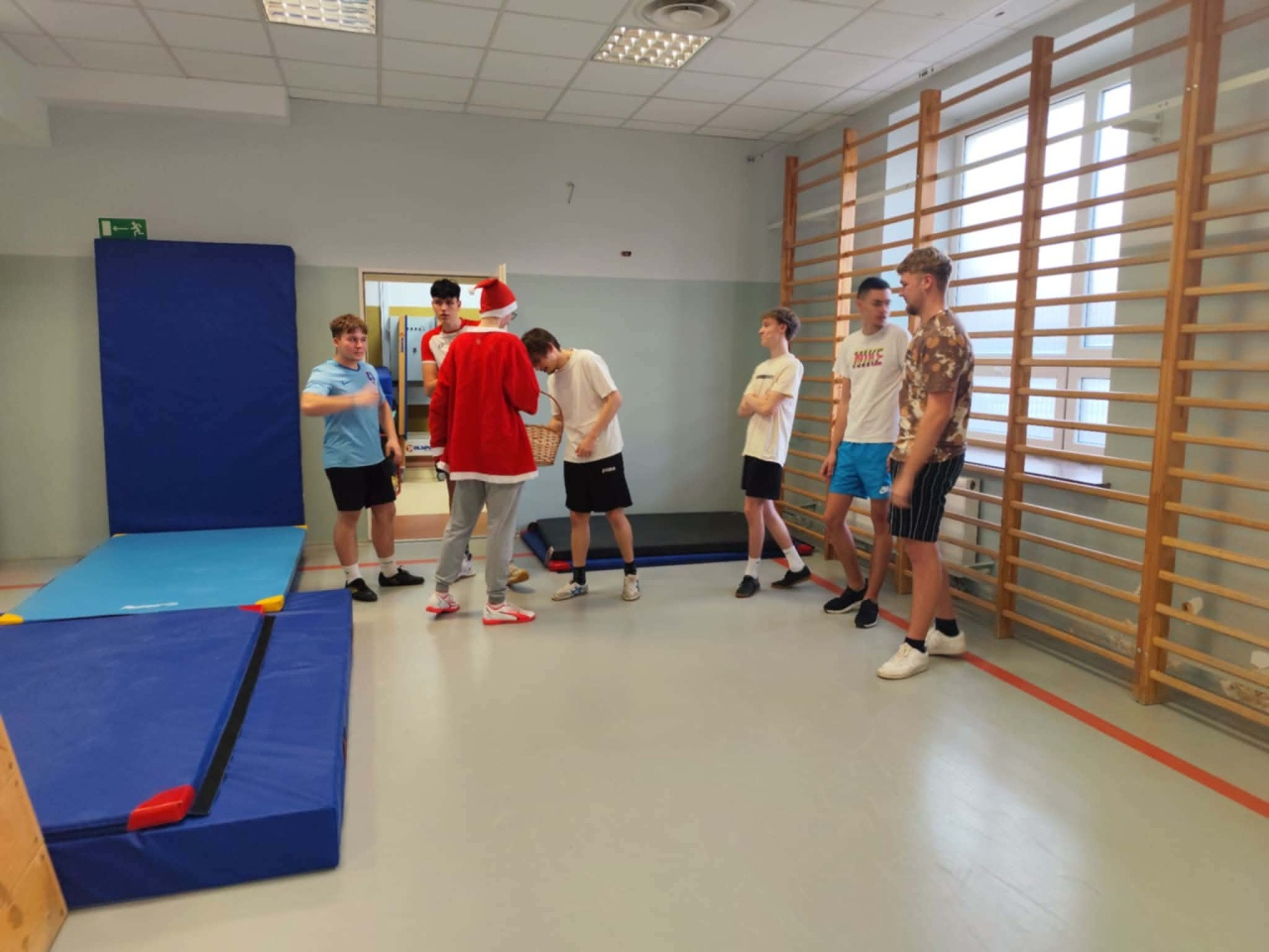 Czerwono i świątecznie. Mikołajki pełne słodyczy w ZSZ nr 1 w Ostrołęce! fot. ZSZ nr 1 [8.12.2025] - zdjęcie #41 - eOstroleka.pl