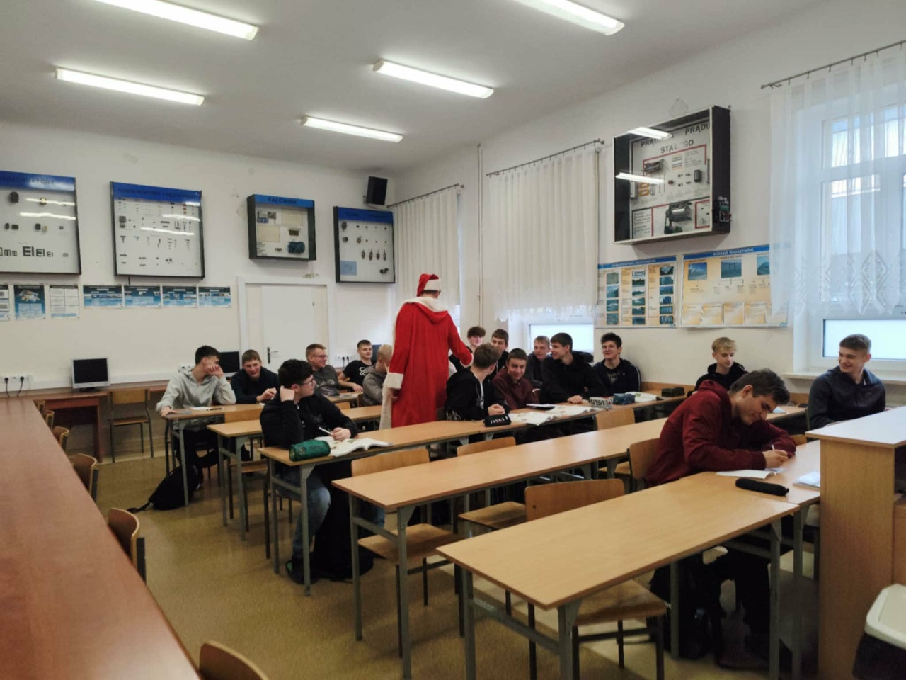 Czerwono i świątecznie. Mikołajki pełne słodyczy w ZSZ nr 1 w Ostrołęce! fot. ZSZ nr 1 [8.12.2025] - zdjęcie #40 - eOstroleka.pl