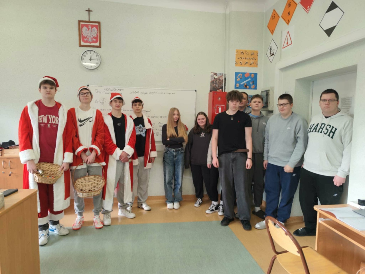 Czerwono i świątecznie. Mikołajki pełne słodyczy w ZSZ nr 1 w Ostrołęce! fot. ZSZ nr 1 [8.12.2025] - zdjęcie #36 - eOstroleka.pl