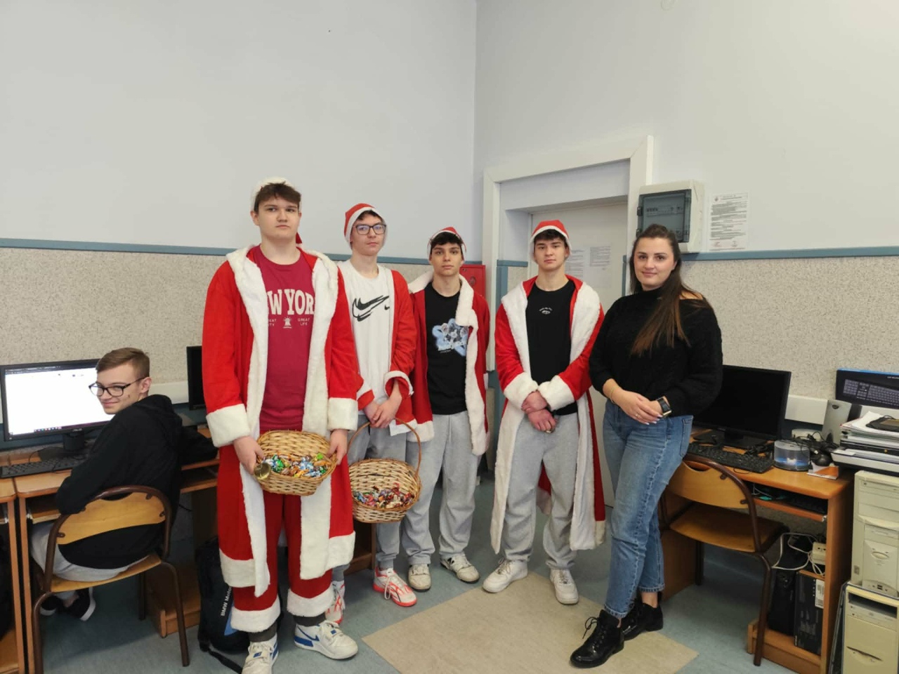 Czerwono i świątecznie. Mikołajki pełne słodyczy w ZSZ nr 1 w Ostrołęce! fot. ZSZ nr 1 [8.12.2025] - zdjęcie #35 - eOstroleka.pl