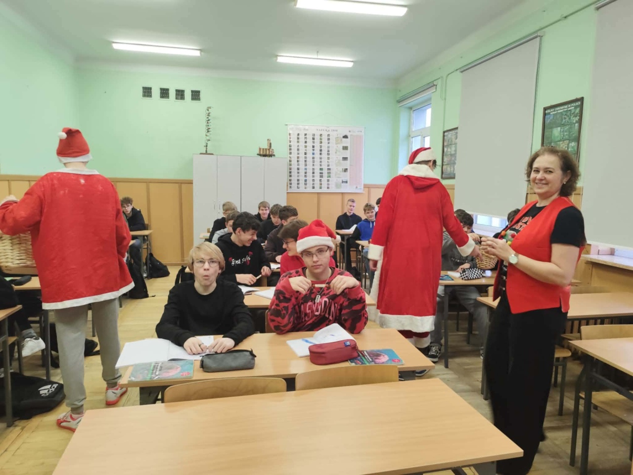 Czerwono i świątecznie. Mikołajki pełne słodyczy w ZSZ nr 1 w Ostrołęce! fot. ZSZ nr 1 [8.12.2025] - zdjęcie #32 - eOstroleka.pl