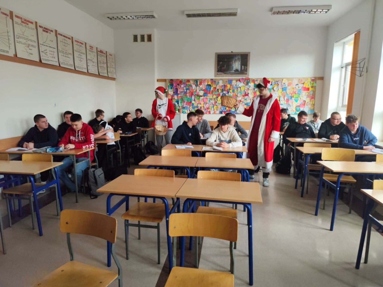Czerwono i świątecznie. Mikołajki pełne słodyczy w ZSZ nr 1 w Ostrołęce! fot. ZSZ nr 1 [8.12.2025] - zdjęcie #30 - eOstroleka.pl