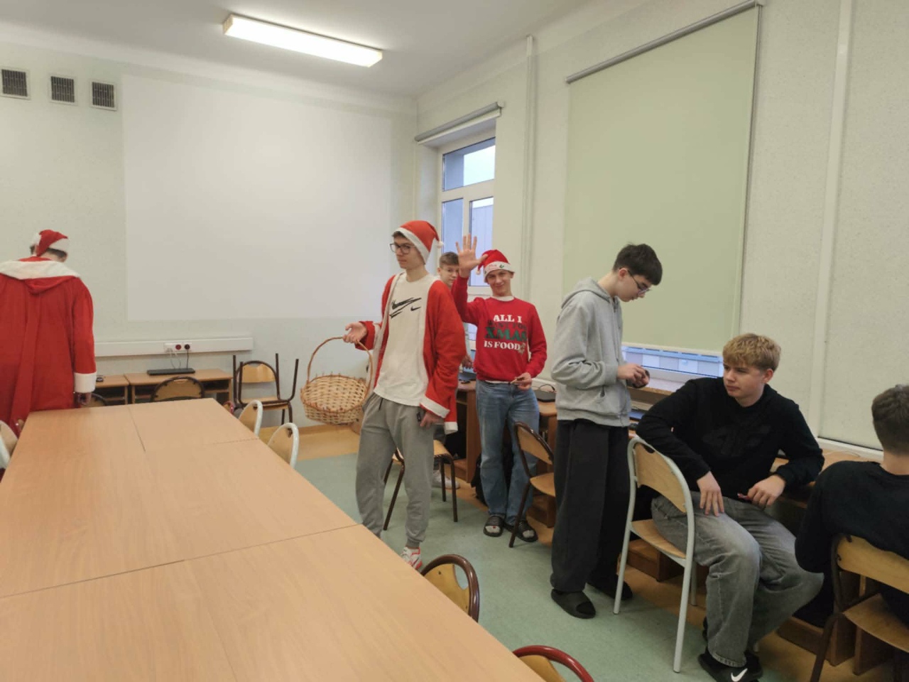 Czerwono i świątecznie. Mikołajki pełne słodyczy w ZSZ nr 1 w Ostrołęce! fot. ZSZ nr 1 [8.12.2025] - zdjęcie #29 - eOstroleka.pl
