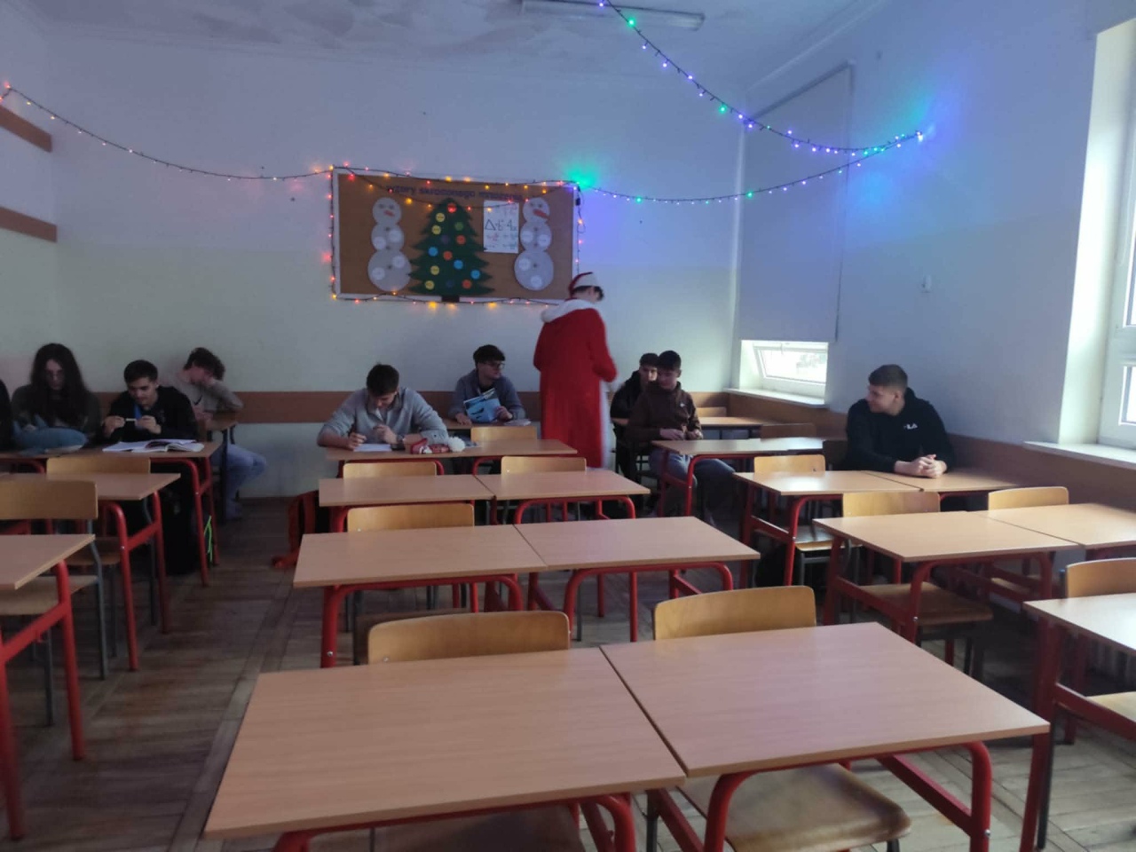 Czerwono i świątecznie. Mikołajki pełne słodyczy w ZSZ nr 1 w Ostrołęce! fot. ZSZ nr 1 [8.12.2025] - zdjęcie #26 - eOstroleka.pl