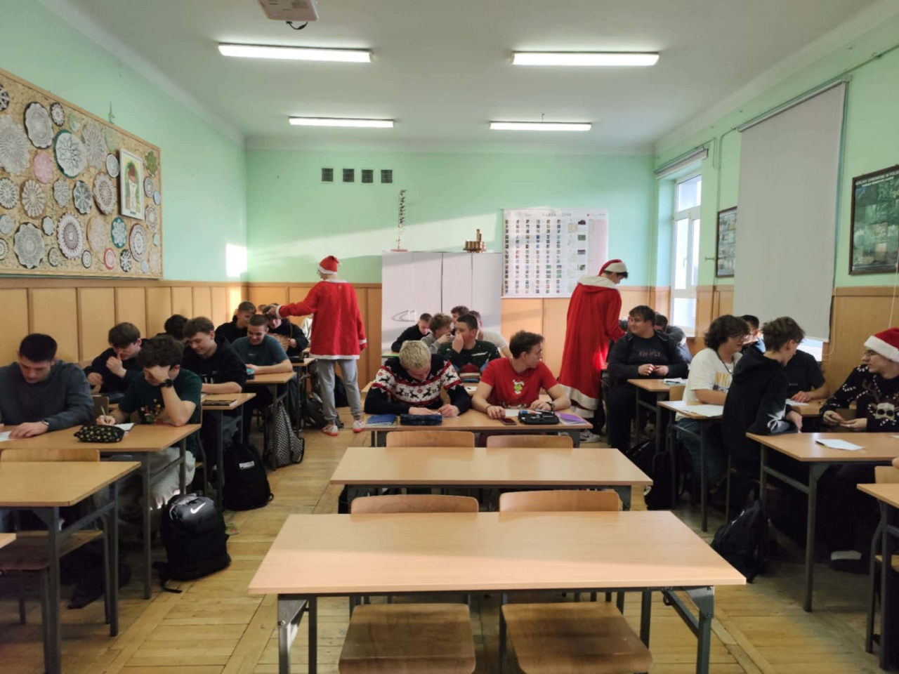 Czerwono i świątecznie. Mikołajki pełne słodyczy w ZSZ nr 1 w Ostrołęce! fot. ZSZ nr 1 [8.12.2025] - zdjęcie #25 - eOstroleka.pl