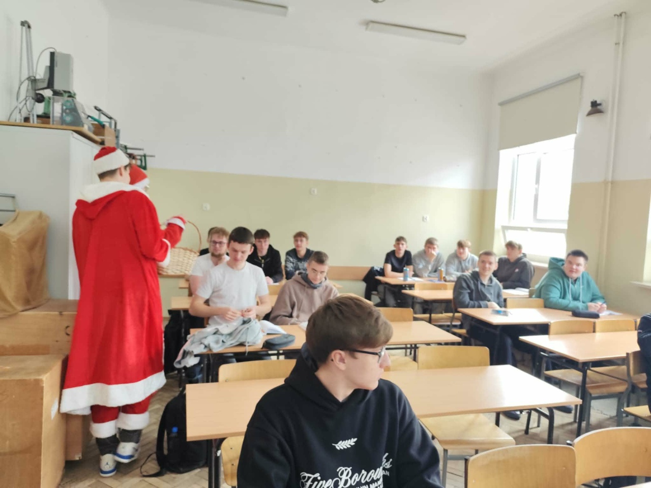 Czerwono i świątecznie. Mikołajki pełne słodyczy w ZSZ nr 1 w Ostrołęce! fot. ZSZ nr 1 [8.12.2025] - zdjęcie #23 - eOstroleka.pl