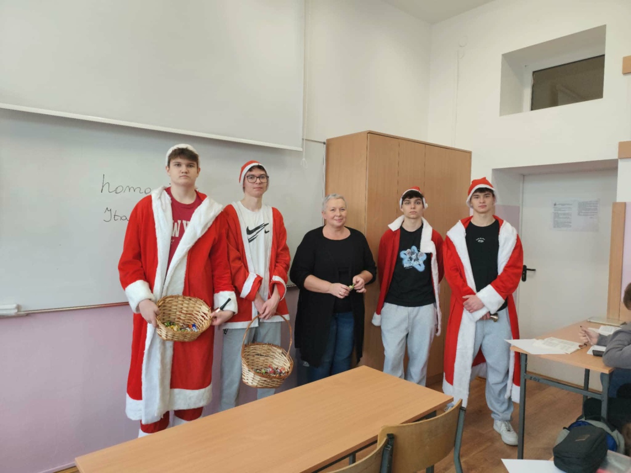 Czerwono i świątecznie. Mikołajki pełne słodyczy w ZSZ nr 1 w Ostrołęce! fot. ZSZ nr 1 [8.12.2025] - zdjęcie #22 - eOstroleka.pl