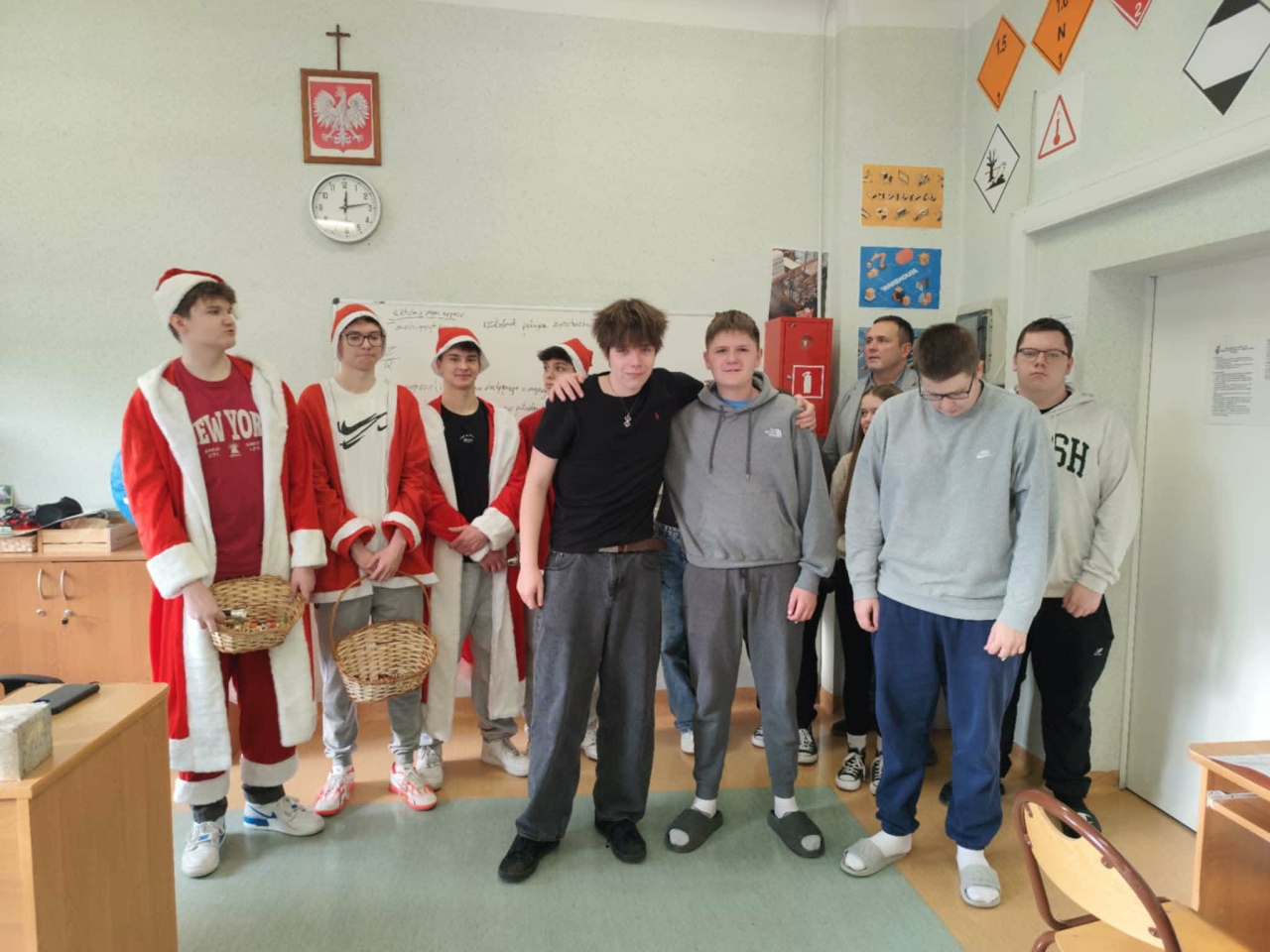 Czerwono i świątecznie. Mikołajki pełne słodyczy w ZSZ nr 1 w Ostrołęce! fot. ZSZ nr 1 [8.12.2025] - zdjęcie #21 - eOstroleka.pl